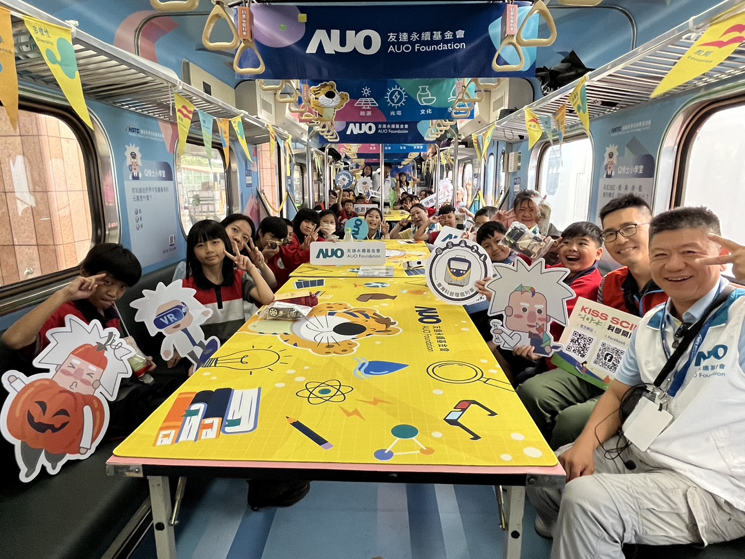 人生就是搏永續基金會參與「臺灣科普環島列車」，設計基礎科學車廂課程，以「淨零碳排和永續能源」為主題，讓學生透過創意實驗認識淨零知識，以及思考生活中的減碳行為