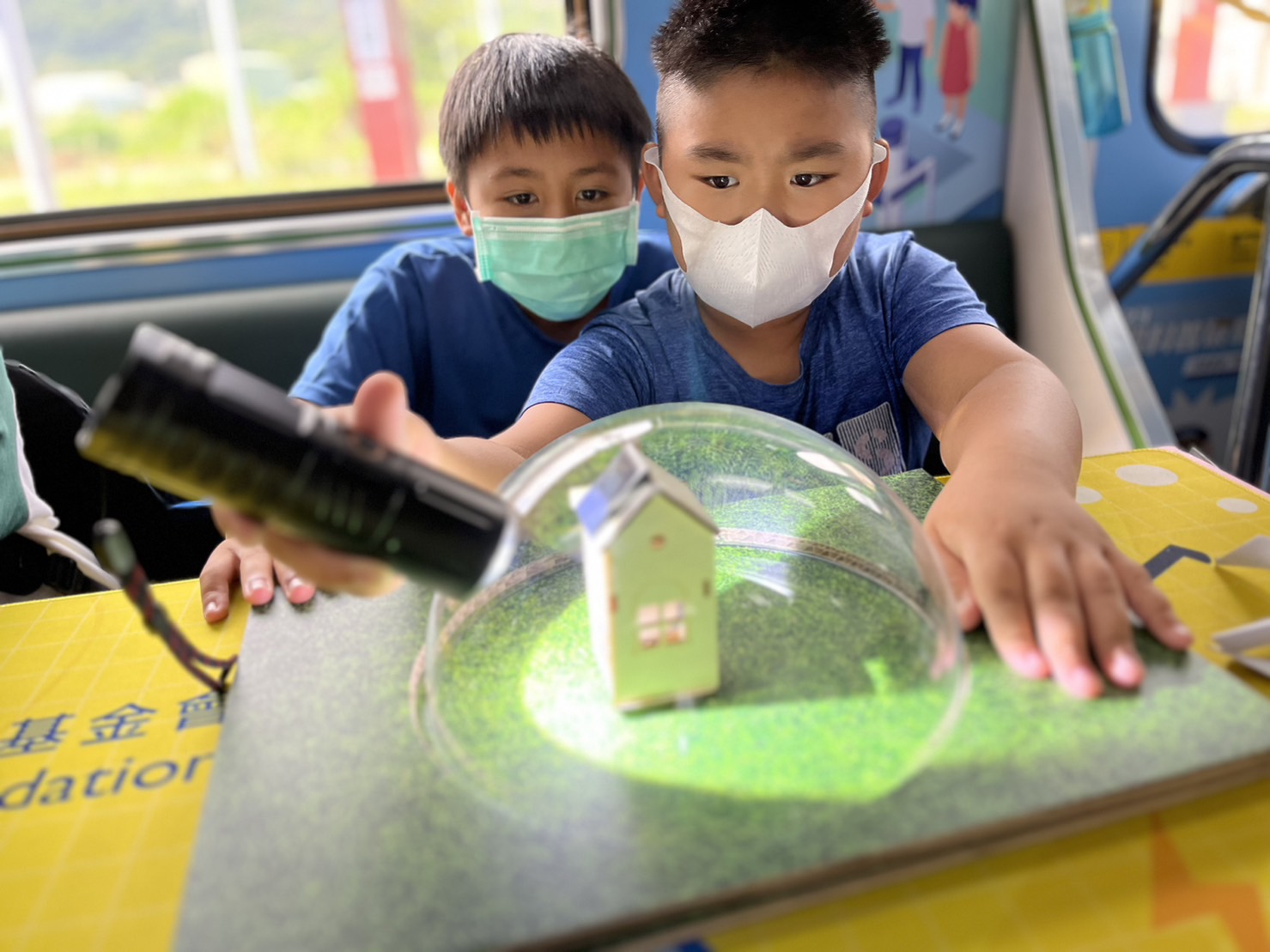人生就是搏參與基礎科學主題車廂，以STEAM教學精神，設計「逐日科學家」、「太陽能工程師」以及「淨零建築師」三大能源科普課程和實驗