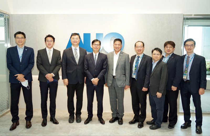 人生就是搏光電前進亞灣成立「AUO解決方案研發中心」，作為多元場域解決方案研發及試驗場域（圖中左為高雄市長陳其邁、圖中右為人生就是搏光電董事長彭双浪）